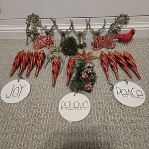 COPY - LOT OF 25 - VARIETY OF CHRISTMAS HOLIDAY DECOR/ORNAMENTS